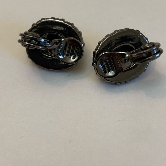 Monet Signed Clip On Earrings Black Faceted Glads Gem Gunmetal Tone - Picture 5 of 8